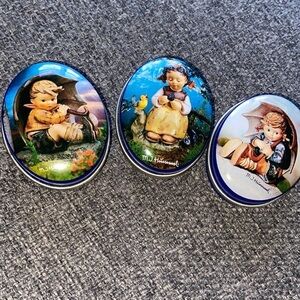 Set of three adorable Hummel tins each approximately 2 inches T8